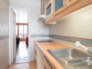 Appartement Tignes, 2 pièces, 5 personnes - FR-1-449-26にあるキッチンまたは簡易キッチン