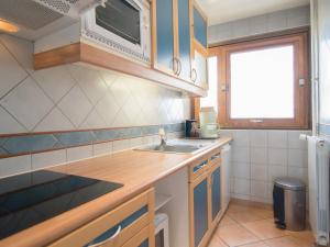 Appartement Tignes, 2 pièces, 5 personnes - FR-1-449-26にあるキッチンまたは簡易キッチン