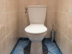 ティーニュにあるAppartement Tignes, 2 pièces, 4 personnes - FR-1-449-53のタイル張りの客室で、バスルーム(白いトイレ付)が備わります。