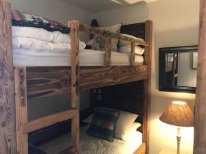 a couple of bunk beds in a room at 3 pièces au pied des pistes avec balcon et WIFI à Tignes - FR-1-449-50 in Tignes