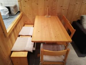 drewniany stół i 2 krzesła w pokoju w obiekcie Appartement Tignes, 2 pièces, 6 personnes - FR-1-449-57 w mieście Tignes