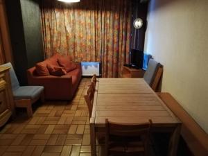 a living room with a table and a couch at Appartement Tignes, 5 pièces, 10 personnes - FR-1-449-62 in Tignes