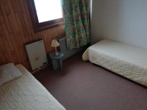 a small bedroom with two beds and a window at Appartement Tignes, 5 pièces, 10 personnes - FR-1-449-62 in Tignes