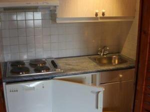 cocina pequeña con fregadero y fogones en Appartement Tignes, 2 pièces, 4 personnes - FR-1-449-88, en Tignes