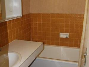 y baño con lavabo y bañera. en Appartement Tignes, 2 pièces, 4 personnes - FR-1-449-88, en Tignes