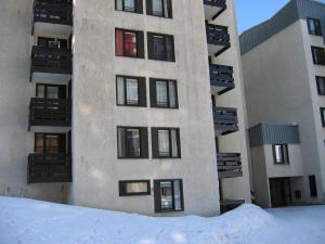 un edificio de apartamentos con nieve delante en Appartement Tignes, 2 pièces, 4 personnes - FR-1-449-88, en Tignes