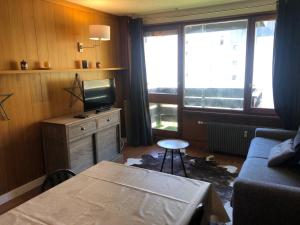 ein Wohnzimmer mit einem Sofa und einem TV in der Unterkunft Appartement Tignes, 2 pièces, 5 personnes - FR-1-449-76 in Tignes