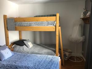 ティーニュにあるAppartement Tignes, 2 pièces, 5 personnes - FR-1-449-76の二段ベッド2組が備わる客室です。