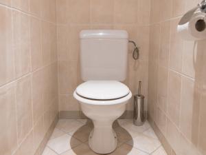 La salle de bains est pourvue de toilettes blanches et d'un rouleau de papier toilette. dans l'établissement Studio Tignes, 1 pièce, 4 personnes - FR-1-449-138, à Tignes