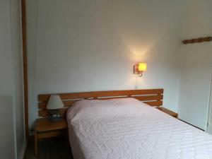 Een bed of bedden in een kamer bij Appartement Tignes, 2 pièces, 6 personnes - FR-1-449-141