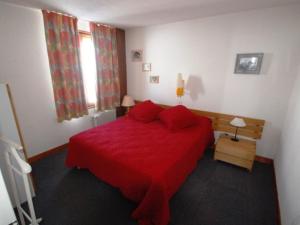- une chambre avec un lit rouge et une fenêtre dans l'établissement Appartement Tignes, 2 pièces, 5 personnes - FR-1-449-147, à Tignes
