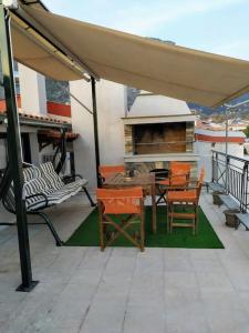A balcony or terrace at Best view of Meteora in ''Stavros home''