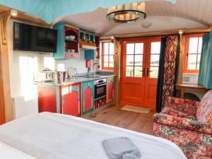 a room with a kitchen and a bed in it at The Storyteller in York