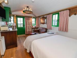 Giường trong phòng chung tại Folklore