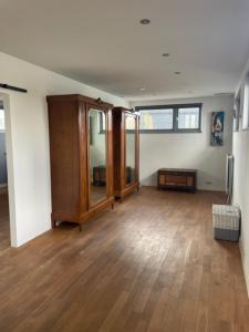 sala de estar con suelo de madera y espejo grande en Slapenopdewaal en Beneden-Leeuwen