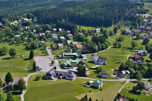 una vista aérea de una localidad con casas y árboles en Benecko 138, en Benecko