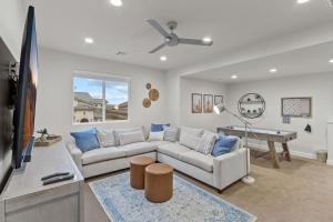 ein Wohnzimmer mit Sofa und Tisch in der Unterkunft Paradise at 3 Pools at Paseos 1373 Resort Private Kiddy Pool, Adult Pool, Hot Tub, & more in Washington