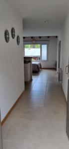 una habitación vacía con paredes blancas y un pasillo largo en Monoambiente El Otto en San Carlos de Bariloche