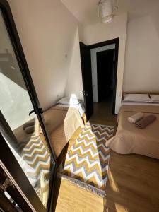 mały pokój z 2 łóżkami i drzwiami w obiekcie LUMA Sadgeri (Borjomi) w Bordżomi