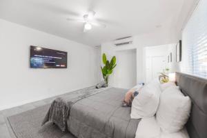 una camera con letto e TV a parete di Awesome Studio 15 min from The Beach a Miami