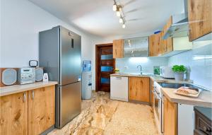 Kuchyňa alebo kuchynka v ubytovaní 2 Bedroom Cozy Home In Gornja Ploscica