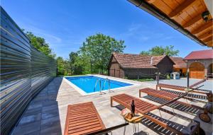 ein Bild eines Hinterhofs mit Pool in der Unterkunft Nice Home In Gornja Ploscica With Outdoor Swimming Pool, Wifi And 2 Bedrooms in Ivanska