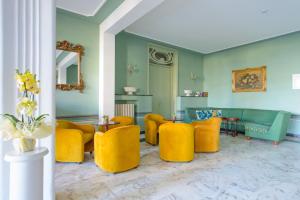 A seating area at Palace Hotel Domus Mea Riccione