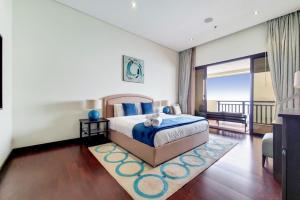 Postel nebo postele na pokoji v ubytování Royal Amwaj Residences North - Vibrant Two Bedroom