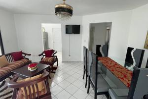 a living room with a couch and a table at Hermosa y acogedora casa Familiar como te mereces in San Felipe de Puerto Plata