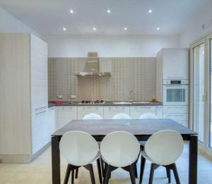 Kuchyň nebo kuchyňský kout v ubytování Villa Laura