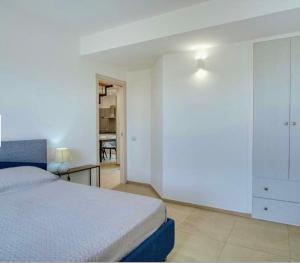 - une chambre avec un lit et une chambre avec une table dans l'établissement Villa Laura, à Cefalù