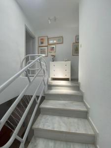 Una escalera en una habitación blanca con vestidor en AMR Lomos Blancos, en Mojácar