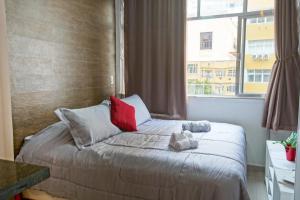 Un dormitorio con una cama con un osito de peluche. en Estudio confortável em Copacabana - NSC405 Z4, en Río de Janeiro