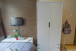 1 dormitorio con armario blanco y TV en Estudio confortável em Copacabana - NSC405 Z4, en Río de Janeiro