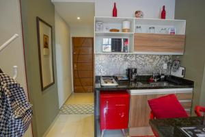 una pequeña cocina con una isla roja en una habitación en Estudio confortável em Copacabana - NSC405 Z4, en Río de Janeiro