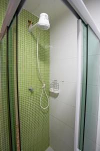 baño con ducha de azulejos verdes en Estudio confortável em Copacabana - NSC405 Z4, en Río de Janeiro