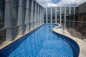 una piscina en la azotea de un edificio en Flat fusion 16 + garagem, en Brasilia
