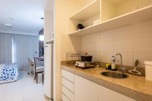 cocina con fregadero y encimera en Flat fusion 16 + garagem, en Brasilia