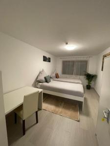 - une chambre avec un lit, une table et un bureau dans l'établissement Appartment Relax&Easy, à Karlsruhe