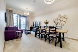 Posezení v ubytování Vacationer I Sparkle 1 Bedroom I Marina Views I Steps away from Beach I Gym, Pool, Parking & Wi-Fi