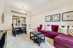 Posezení v ubytování Vacationer I Sparkle 1 Bedroom I Marina Views I Steps away from Beach I Gym, Pool, Parking & Wi-Fi
