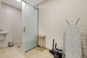 Koupelna v ubytování Vacationer I Sparkle 1 Bedroom I Marina Views I Steps away from Beach I Gym, Pool, Parking & Wi-Fi