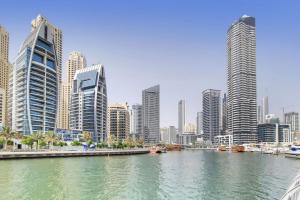 Nespecifikovaný výhled na destinaci Dubaj nebo výhled na město při pohledu z apartmánu