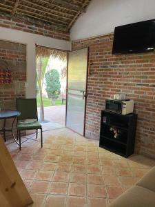 TV a/nebo společenská místnost v ubytování Jardín Quinta Las Fuentes Cabañas, Valsequillo. PUEBLA