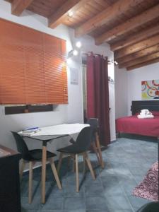ランペドゥーザにあるVilla Luciaのテーブル、椅子、ベッドが備わる客室です。