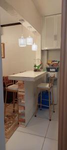 的住宿－Lakeshore Villa，厨房配有柜台和2把凳子