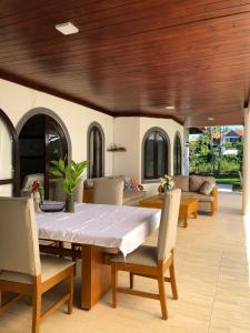 een eetkamer met een tafel en stoelen bij Villas for Vacation 32-18-6 in Sosúa