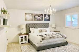 Postel nebo postele na pokoji v ubytování Relax at Yosemite, Cozy House with King Bed, Private Hot Tub & Fast Wi-Fi, Near town