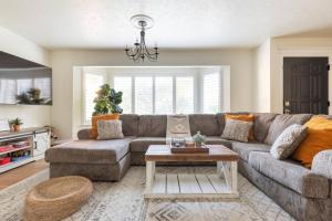 Posezení v ubytování Relax at Yosemite, Cozy House with King Bed, Private Hot Tub & Fast Wi-Fi, Near town