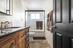 Un baño con inodoro, lavabo y ducha. en Relax at Yosemite, Cozy House with King Bed, Private Hot Tub & Fast Wi-Fi, Near town, en Oakhurst 31 fotos más